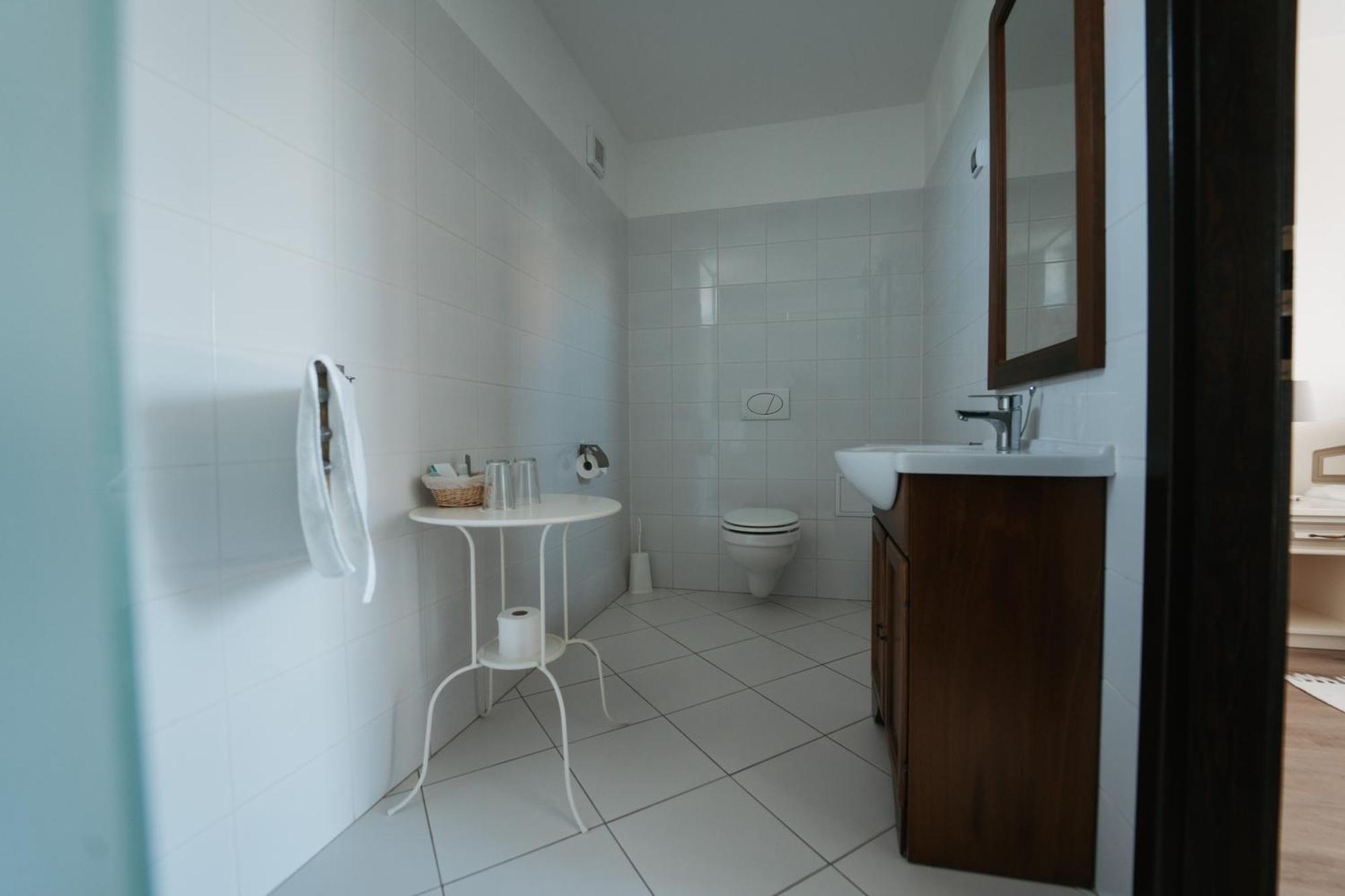 Rokusfalvy Borhotel Es Fogado Etyek Esterno foto