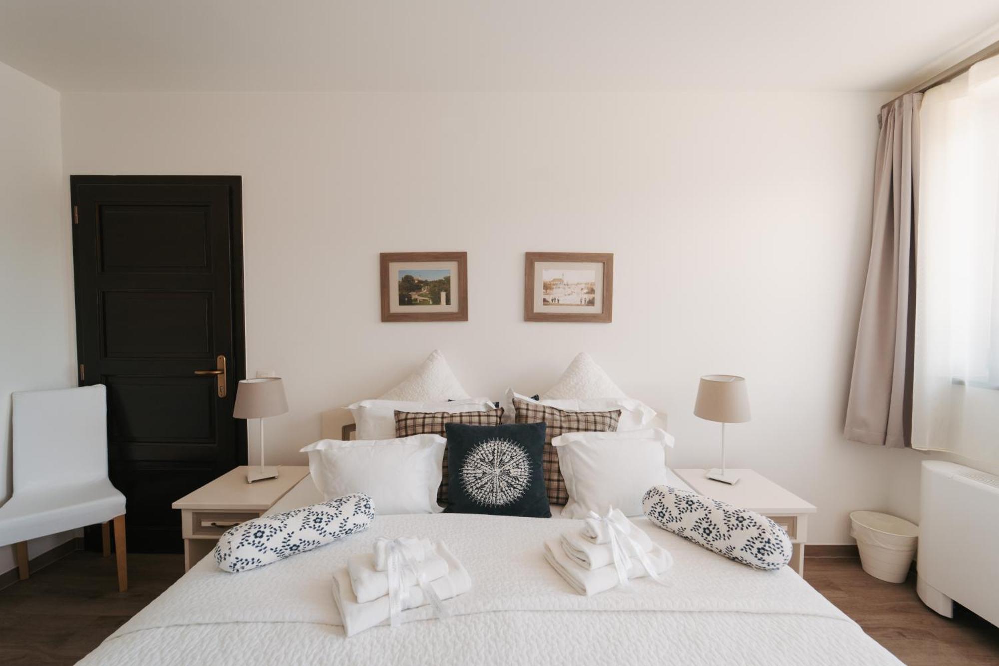 Rokusfalvy Borhotel Es Fogado Etyek Esterno foto